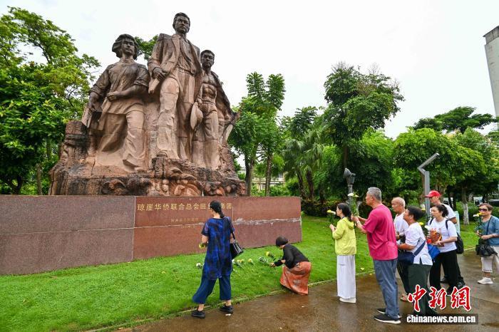 中国侨网8月25日,海南海口,与会人员向《琼崖华侨回乡服务团》雕塑献花。当日,参加2025海外华文媒体海南采访行活动的海外华媒代表,与南侨机工、琼崖华侨回乡服务团后人等,向《南洋华侨机工回国服务团》《琼崖华侨回乡服务团》两座雕塑默哀、献花,追忆华侨回国支持抗战。中新社记者 骆云飞 摄