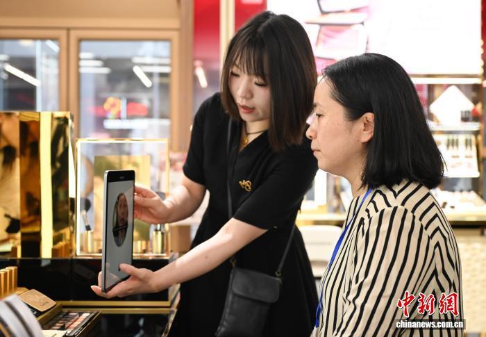 中国侨网9月9日，海外华文媒体代表体验毛戈平美妆的AI试妆应用。当日，“让世界听见宋韵新潮声”海外华文媒体采风行在浙江杭州上城启动，来自12家海外华文媒体的代表在上城湖滨路步行街参访AI应用等。中新社记者 王刚 摄