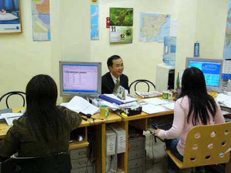 侨胞订归国机票进入高峰 马德里旅行社业务繁