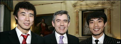 共进下午茶 在英效力中国足球队员首相官邸做