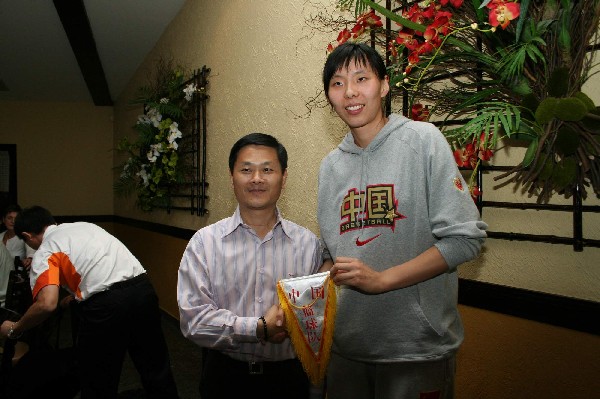 两度前往赛场助威 巴西华人协会为中国女篮送