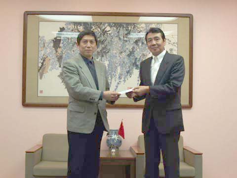 崎新华侨华人协会向中国灾区捐款15万日元(图