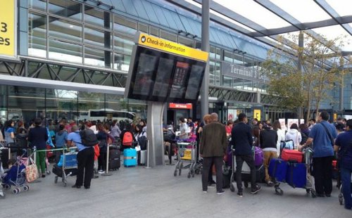 中国侨网图为伦敦希斯罗机场3号航站楼退税处外，人们在排队等待退税。(英国《华闻周刊》)