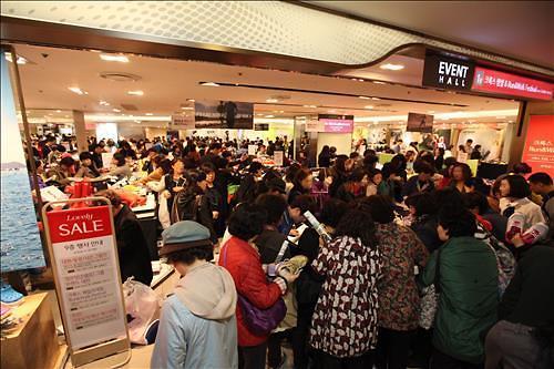 中国侨网乐天百货店2015年春季打折时盛况。(韩国亚洲经济中文网)