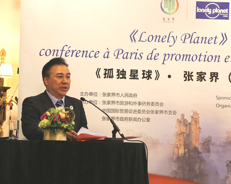 中国侨网兰智平主任详细介绍了张家界的旅游设施和服务。(法国《欧洲时报》)