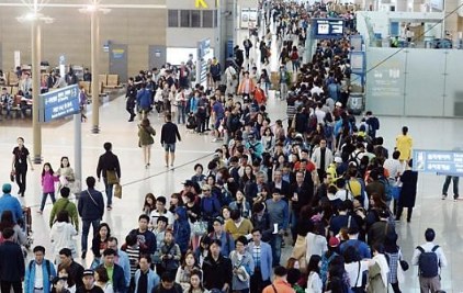 中国侨网中国五一小长假期间，被中国游客占领的仁川机场。（韩国亚洲经济中文网）