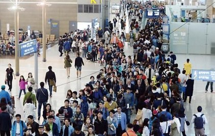 中国侨网中国五一小长假期间,被中国游客占领的仁川机场。(韩国亚洲经济中文网)