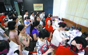 市民现场下单报团出游。广州日报记者庄小龙