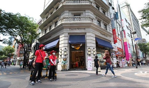 中东呼吸综合征(MERS)在韩国肆虐，不仅加深了人们对病毒的恐惧，更重创旅游业。