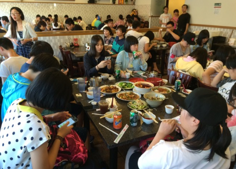 蒙市一家中餐馆的午餐时段,中国小游团占据大半位置。(美国《世界日报》/杨青