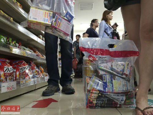 中国游客在大阪药妆免税店购买各种药品。（参考消息）