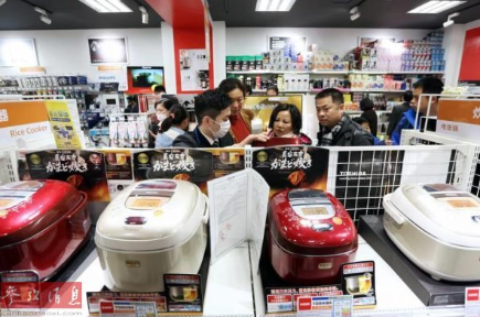 中国游客在东京银座一家乐购仕商场购买电饭锅。(参考消息)