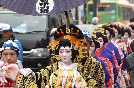 东京浅草区举行艺妓游行。（参考消息）