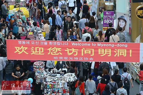 为迎接中国游客，韩国劲刮“中国风”。（参考消息）