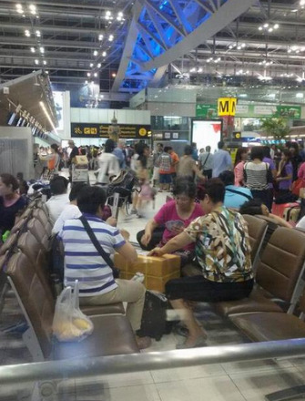 中国游客在机场打牌。（环球时报）