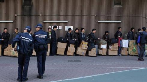 香港一火车站排队的内地游客,他们带着在香港购买的商品准备返程。(参考消息)
