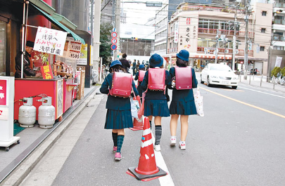 日本小学生专用硬式双肩书包成为中国游客抢购货品。(参考消息)