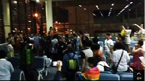 一群中国游客大闹曼谷廊曼机场，高声唱中国国歌“义勇军进行曲”。（图片来源：英国广播公司网站）