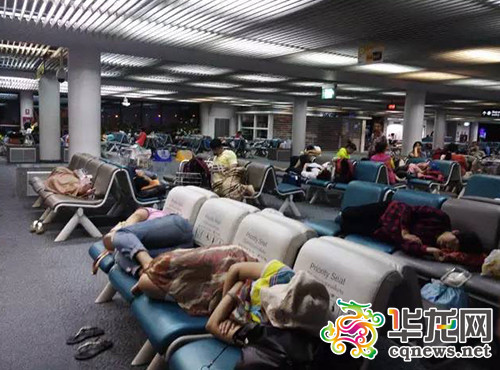 航班延误后，部分乘客躺在曼谷廊曼机场内的椅子上休息。网友供图