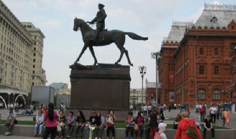 莫斯科红场旁朱可夫将军塑像下的中国游客。（参考消息援引美国之音/白桦拍