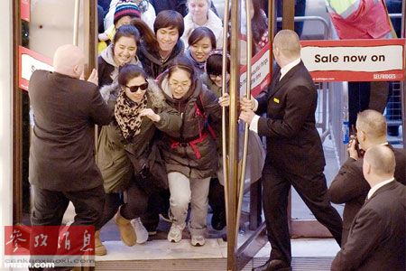 打折季,国外商店门前蜂拥而至的中国游客。(参考消息)