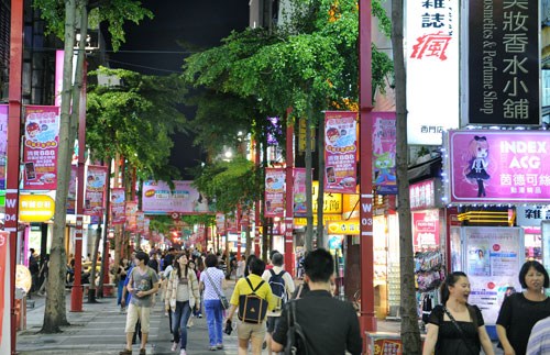 游客们在台北市西门町夜市游览。（参考消息援引新华社/陶明