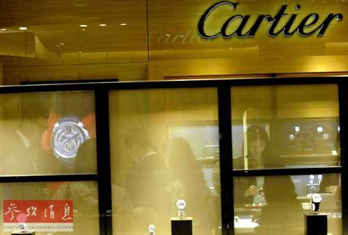 游客在卡地亚专卖店购买奢侈品。（参考消息援引自新华社资料图片）