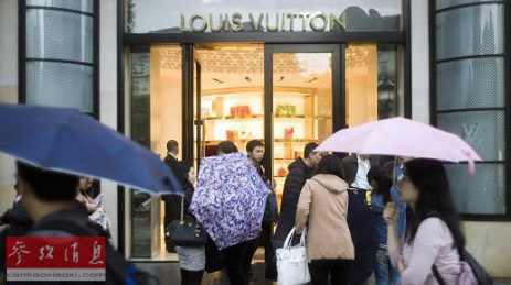 法国巴黎的一家奢侈品店前，中国游客进出频繁。(参考消息援引自美国消费者新闻与商业频道网站)