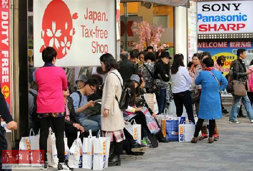 资料图：中国赴日游客数量激增导致酒店爆满。图为东京街头，中国游客随处可见。