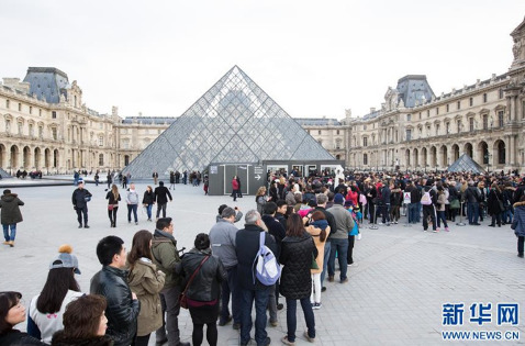 11月16日，游客在法国巴黎的卢浮宫前排队等待参观。