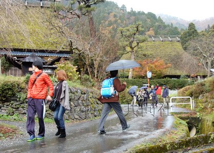 京都府南丹市美山町北的“茅草屋之乡”近来颇受外国游客青睐。(共同社)