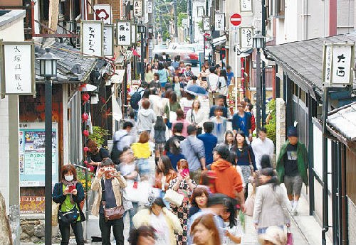 京都的文化气息吸引大量游客慕名而至。（图片来源：香港《东方日报》网站）
