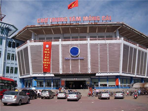 图为芒街市内的中心市场。(新华网)