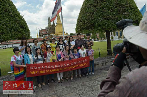 中国游客在曼谷大王宫旁合影。（资料图）