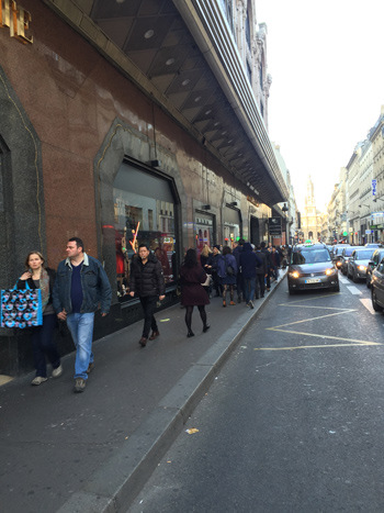 巴黎百货商店前中国面孔的游客减少。（《欧洲时报》/黄冠杰