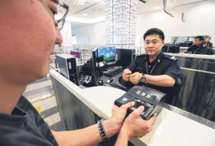 BioScreen指纹认证系统2015年4月率先在丹那美拉渡轮中心试行。所有新加坡公民、永久居民、持长期探访证者，以及外国旅客通关时，都必须透过新仪器验证。（新加坡《联合早报》）