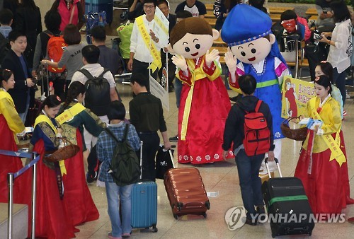 2015年9月25日，在仁川国际机场，韩国观光公社工作人员穿着迎接中国游客。（韩联社资料图）