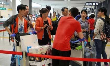 资料图:赴日中国游客。(图片源于网络)
