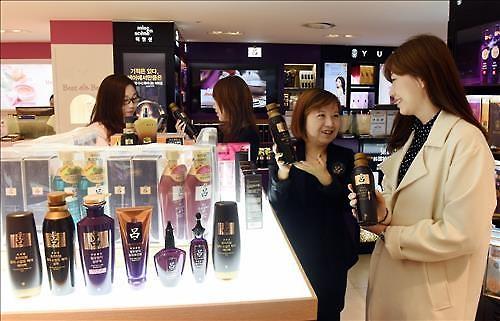 一名中国游客在新罗免税店首尔店购买韩方洗发水“吕”
