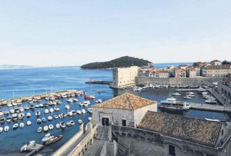 沿海而建的古城已是海上乐园。(新加坡《联合早报》/邹文学