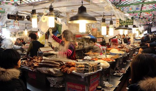 首尔传统市场——广藏市场内的小吃街。（韩联社）