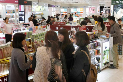 外国游客在乐天免税店内挑选商品。(韩联社)