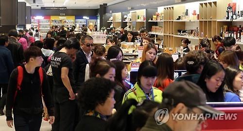 中国游客在免税店消费