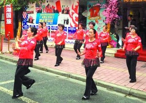 大妈广场舞表演。