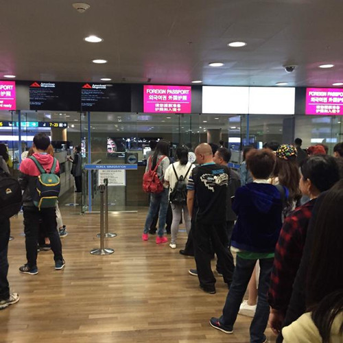 仁川机场入境审查排队时间长 引起中国人强烈
