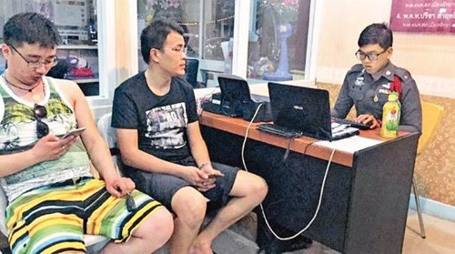 中国游客到警局报案。(香港《东方日报》网站)