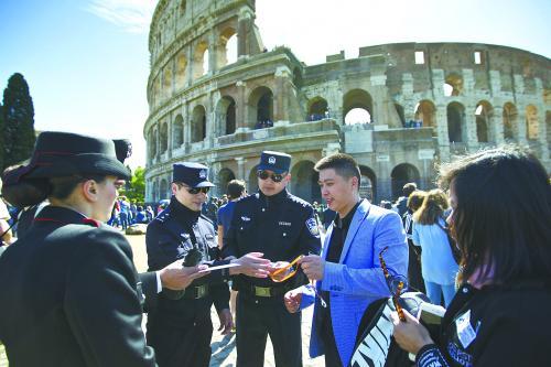 2日,在意大利罗马斗兽场外,中方警员