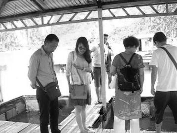 一名中国女游客（右二）在越南旅行时遭遇“天价鱼”。（受访者供图）