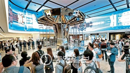 图为5月18日在首尔会贤洞新世界免税店,顾客们正在十楼参观“Iconic