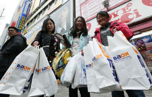 资料图片：中国游客在日本“爆买”